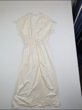 Vintage Elegant Cream Lace-Trim Robe for Women